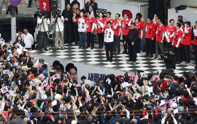 김문수 국민의힘 대선 후보가 이달 13일 부산 자갈치 시장에서 유세를 하고 있다. 연합뉴스