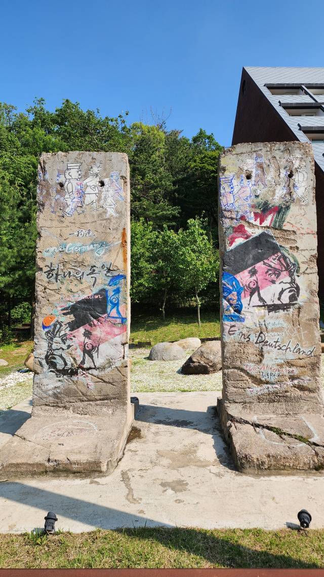 통일교육원 잔디마당에 전시돼 있는 베를린 장벽. 사진제공=통일교육원