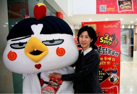 불닭볶음면 개발을 주도한 김정수 삼양식품 부회장이 불닭볶음면 캐릭터인 ‘호치’인형과 나란히 서 있다.삼양식품