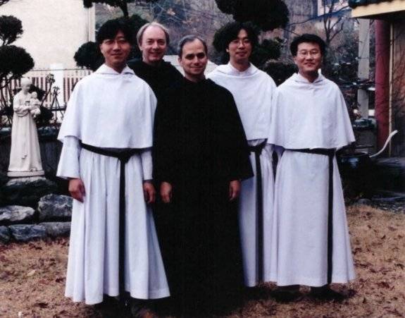 레오 14세 교황(가운데)이 2002년 한국을 방문해 이기훈 신부(오른쪽에서 두 번째)와 함께 촬영한 사진.성 아우구스티노 수도회 한국지부