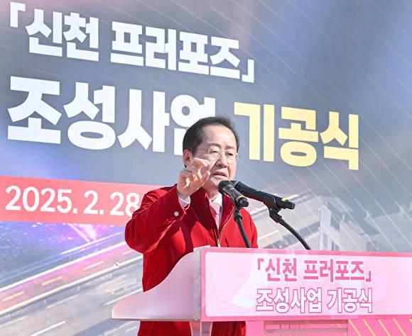 홍준표 전 대구시장이 지난 2월 28일 자신이 구상한 신천 프러포즈 조성 사업 기공식에서 인사말을 하고 있다. ⓒ대구시