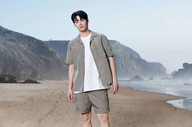 ‘워크웨이 반팔 셔츠’ 및 ‘워크웨이 쇼츠’를 착용한 노스페이스 홍보대사 차은우.    사진제공 ｜ 노스페이스