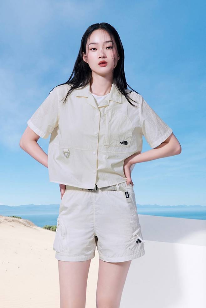 ‘워크웨이 반팔 셔츠’와 ‘워크웨이 쇼츠’를 착용한 노스페이스 홍보대사 신현지.