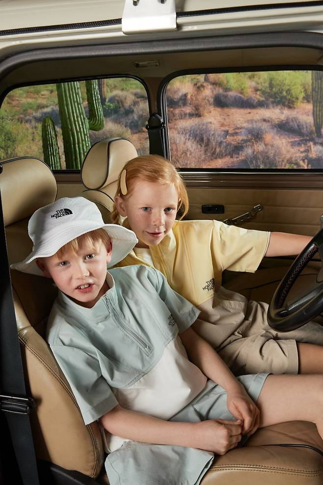 ‘키즈 아이스 데이 아노락’과 ‘키즈 데이 쇼츠’를 착용한 어린이 모델들