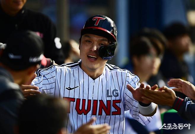 LG 박동원이 7연속시즌 두 자릿수 홈런을 쏘아 올리며 이만수, 박경완, 강민호, 양의지의 뒤를 이었다. 박동원은 공격뿐만 아니라 수비에서도 뛰어난 능력을 선보이며 LG의 선두권 질주를 이끌고 있다. 스포츠동아DB