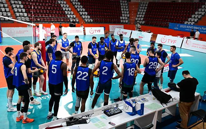 최근 튀르키예 이스탄불에서 진행한 V리그 트라이아웃에서 참가자들이 KOVO 관계자에게 진행 방식에 대한 설명을 듣고 있다. KOVO 제공