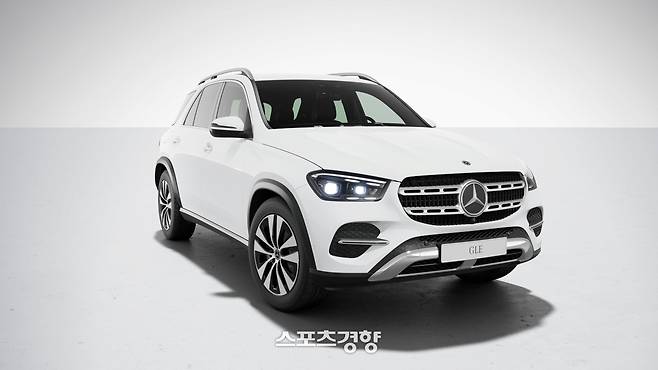 메르세데스-벤츠 럭셔리 준대형 SUV 신규 트림 추가된 ‘GLE 350’. GLE는 대표적인 벤츠 준대형 럭셔리 전략 기종으로 검증받은 상품성을 지니고 있다.
