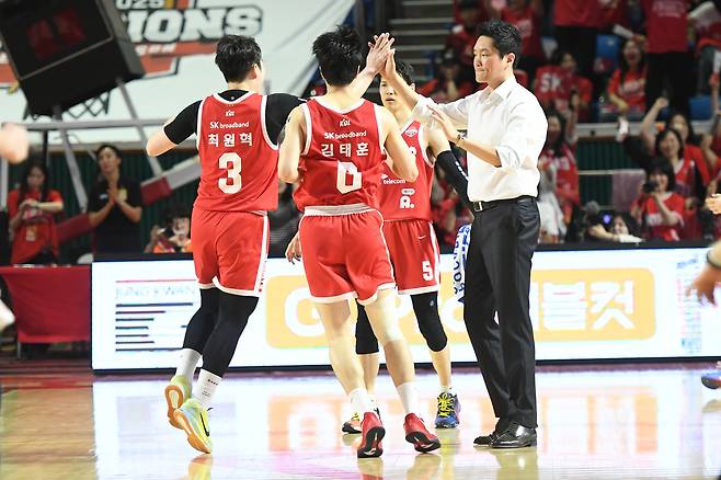 최원혁과 하이파이브하는 SK 전희철 감독. KBL 제공