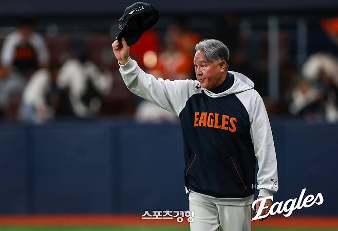승리 징크스로 한화 후드티를 입은 김경문 감독. 한화이글스 제공