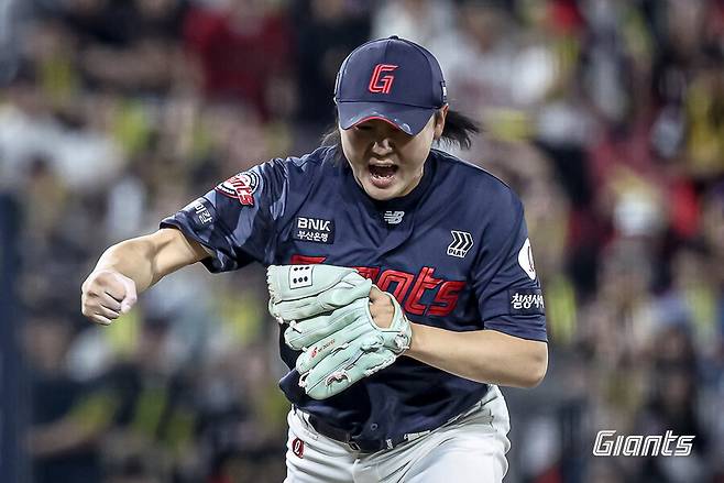 ▲ 7회 위기 상황을 잘 막아낸 정철원 ⓒ롯데자이언츠