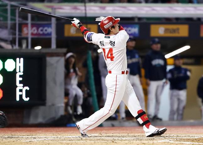 최정이 6회말 동점 투런포를 날리고 있다. /사진=SSG 랜더스 제공