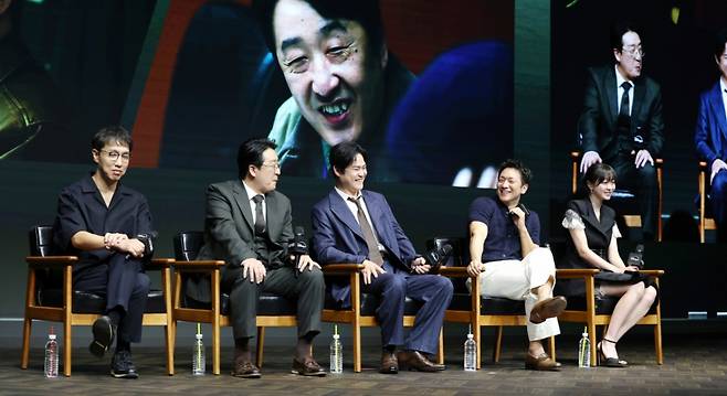 (서울=뉴스1) 권현진 기자 = 윤종빈 감독(왼쪽부터)과 배우 현봉식, 김성균, 손석구, 김다미가 14일 서울 종로구 JW 메리어트 동대문 스퀘어 서울에서 열린 디즈니+ 오리지널 시리즈 '나인 퍼즐' 제작발표회에서 미소를 짓고 있다.  '나인 퍼즐'은 10년 전, 미결 사건의 유일한 목격자이자 현직 프로파일러인 '이나'(김다미 분)와 그를 끝까지 용의자로 의심하는 강력팀 형사 '한샘'(손석구 분)이 의문의 퍼즐 조각과 함께 다시 시작된 연쇄살인 사건의 비밀을 파헤치는 추리 스릴러다. 2025.5.14/뉴스1  Copyright (C) 뉴스1. All rights reserved. 무단 전재 및 재배포,  AI학습 이용 금지. /사진=(서울=뉴스1) 권현진 기자