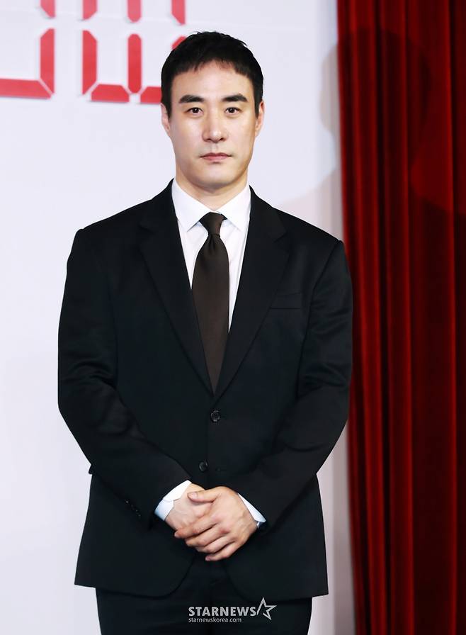 배우 배성우가 10일 오전 앰배서더 서울 풀만 호텔에서 진행된 넷플릭스 오리지널 시리즈 '더 에이트 쇼' 제작발표회에서 포즈를 취하고 있다.  8명의 인물이 8층으로 나뉜 비밀스런 공간에 갇혀 ‘시간이 쌓이면 돈을 버는’ 달콤하지만 위험한 쇼에 참가하면서 벌어지는 이야기 '더 에이트 쇼'는 오는 17일 공개된다. /2024.05.10 /사진=이동훈