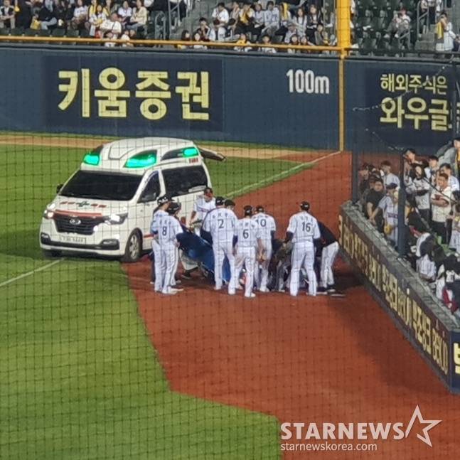 LG 홍창기가 13일 잠실 키움전 9회말 2사 만루에서 수비 도중 김민수와 부딪혀 쓰러졌다. 구급차가 들어왔고 동료 선수들이 걱정스럽게 지켜보고 있다. /사진=김동윤 기자
