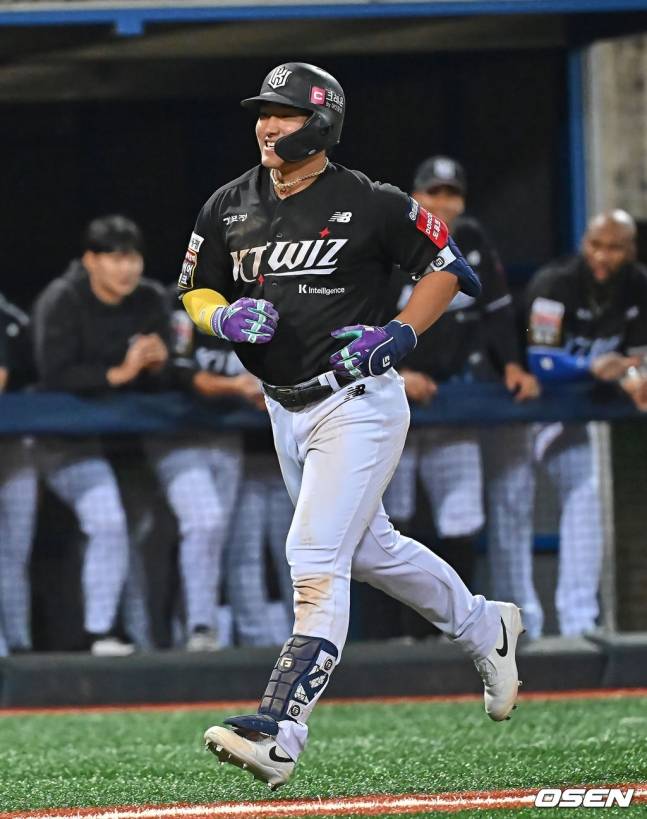 안현민이 시즌 6호 홈런을 때려내고 그라운드를 돌고 있다.