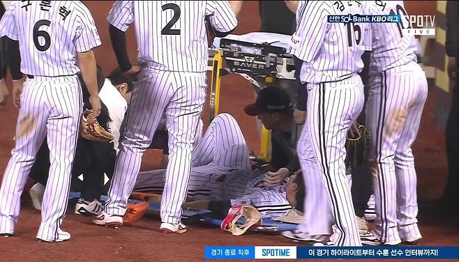LG 외야수 홍창기(가운데)는 13일 잠실구장에서 열린 '2025 신한 SOL Bank KBO 리그' 키움과 주중 3연전 첫 번째 경기에서 1번타자 우익수로 선발 출전했다. 홈런포를 포함해 3타점으로 공격에 활력을 불어넣었으나 경기 종료 직전 수비 과정에서 다쳐 구급차를 타고 병원으로 후송됐다. SPOTV 중계화면 캡처