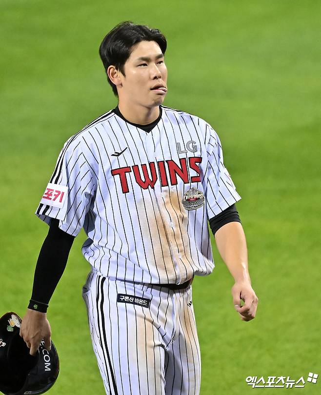 LG 외야수 홍창기는 13일 잠실구장에서 열린 '2025 신한 SOL Bank KBO 리그' 키움과 주중 3연전 첫 번째 경기에서 1번타자 우익수로 선발 출전했다. 홈런포를 포함해 3타점으로 공격에 활력을 불어넣었으나 경기 종료 직전 수비 과정에서 다쳐 구급차를 타고 병원으로 후송됐다. 엑스포츠뉴스 DB