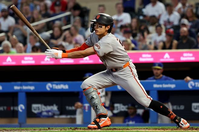 미국 메이저리그 샌프란시스코 자이언츠의 이정후가 14일(한국시간) 미국 캘리포니아주 샌프란시스코의 오라클파크에서 열린 2025 메이저리그 애리조나 다이아몬드백스와의 홈 경기에 4번타자 겸 중견수로 선발출전, 5타수 2안타 1홈런 2타점 1득점을 기록했다.&nbsp;사진 연합뉴스