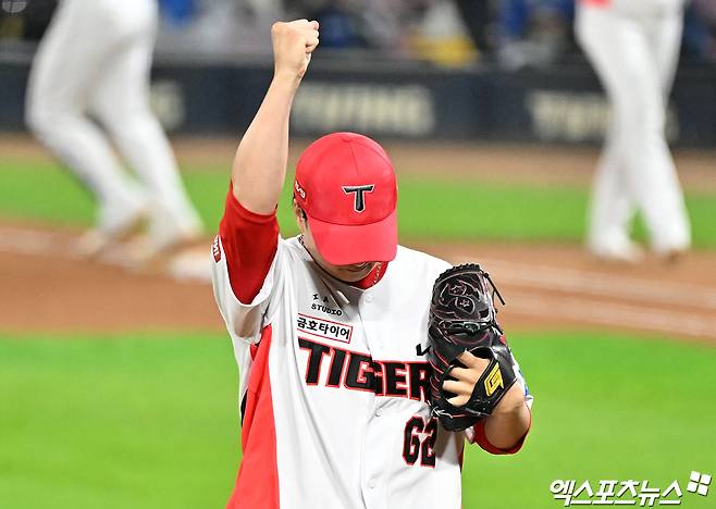 28일 오후 광주기아챔피언스필드에서 열린 '2024 신한 SOL Bank KBO 한국시리즈' 삼성 라이온즈와 KIA 타이거즈의 5차전 경기, 8회초 2사 만루 KIA 정해영이 삼성 이재현을 유격수 플라이로 처리한 후 주먹을 불끈 쥐고 있다. 엑스포츠뉴스 DB