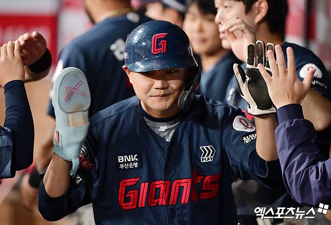 30일 오후 서울 구로구 고척스카이돔에서 열린 '2025 신한 SOL Bank KBO리그' 롯데 자이언츠와 키움 히어로즈의 경기, 4회초 2사 1,3루 롯데 손호영이 이호준의 1타점 2루타때 득점에 성공한 후 더그아웃에서 하이파이브를 하고 있다. 엑스포츠뉴스 DB