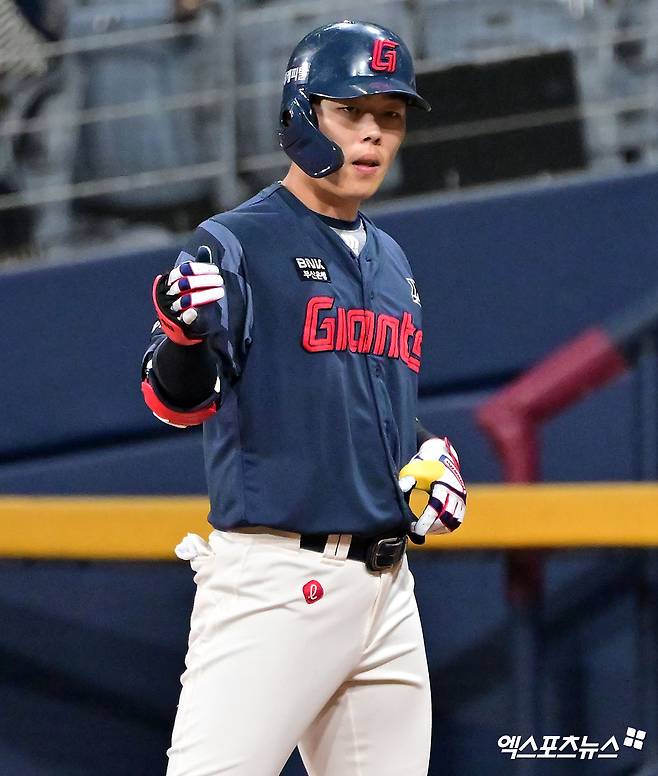 30일 오후 서울 구로구 고척스카이돔에서 열린 '2025 신한 SOL Bank KBO리그' 롯데 자이언츠와 키움 히어로즈의 경기, 4회초 2사 1,3루 롯데 고승민이 1타점 적시타를 날린 후 기뻐하고 있다. 엑스포츠뉴스 DB