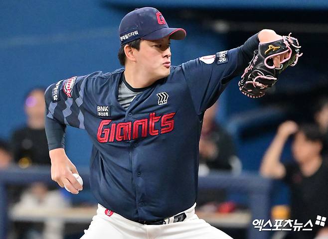 30일 오후 서울 구로구 고척스카이돔에서 열린 '2025 신한 SOL Bank KBO리그' 롯데 자이언츠와 키움 히어로즈의 경기, 9회말 1사 1,3루 롯데 김원중이 공을 힘차게 던지고 있다. 엑스포츠뉴스 DB