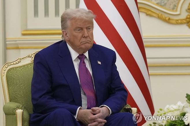 사우디 찾은 트럼프 (리야드 AP=연합뉴스) 13일(현지시간) 사우디아라비아를 찾은 도널드 트럼프 미국 대통령이 사우디 실권자 무함마드 빈 살만 왕세자와 마주앉았다. 2025.5.13 photo@yna.co.kr