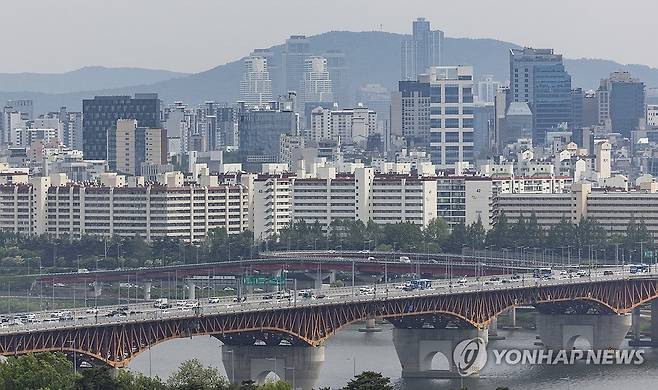 서울 아파트 단지  (서울=연합뉴스) 황광모 기자 = 사진은 13일 서울 응봉산에서 바라온 강남구 압구정동, 청담동 일대 아파트 단지의 모습. 2025.5.13 hkmpooh@yna.co.kr