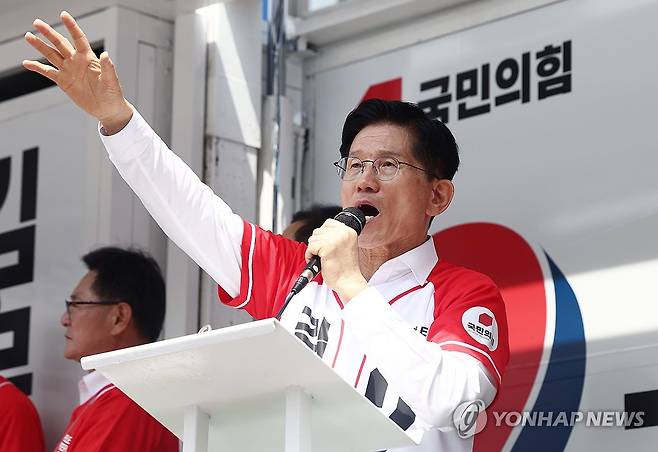김문수 후보 울산 유세 (울산=연합뉴스) 박동주 기자 = 국민의힘 김문수 대선 후보가 13일 울산 남구신정시장 인근에서 유세를 하고 있다. 2025.5.13 [공동취재] pdj6635@yna.co.kr