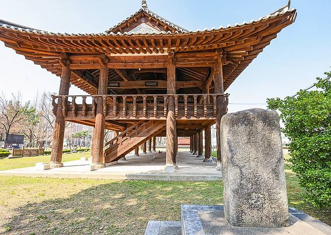 윗부분이 잘려 나간 대원군 척화비 [사진/임헌정 기자]