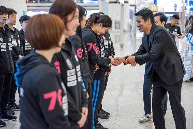 세계탁구선수권 출전 선수들 격려하는 이태성 탁구협회장 [대한탁구협회 제공. 재판매 및 DB 금지]