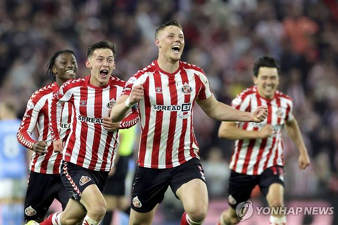 연장 후반 종료 직전 헤더 득점에 성공한 뒤 기뻐하는 선덜랜드 선수들 [AP=연합뉴스]