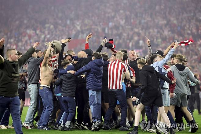 기쁨에 겨워 그라운드로 몰려나온 선덜랜드 팬들 [AP=연합뉴스]
