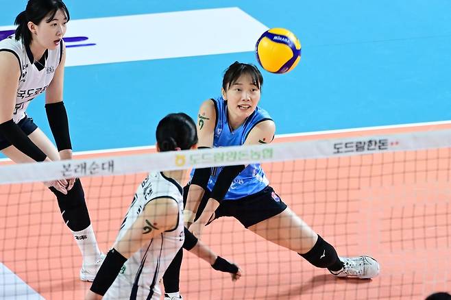 리시브하는 한국도로공사의 문정원(맨 오른쪽) [한국배구연맹 제공. 재판매 및 DB 금지]