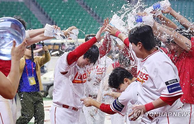 500홈런 달성, 축하 물세례 받는 최정 (인천=연합뉴스) 임순석 기자 = SSG 최정이 13일 인천 SSG랜더스필드에서 열린 프로야구 2025 신한 SOL 뱅크 KBO리그 NC 다이노스와 SSG 랜더스의 경기에서 6-3으로 승리한 후 동료들로부터 KBO 리그 최초 통산 500홈런 달성 축하를 물세례를 받고 있다. 2025.5.13 soonseok02@yna.co.kr