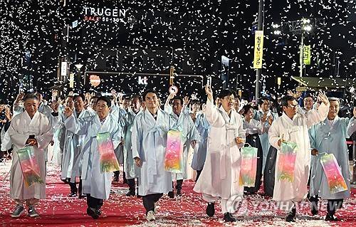 천년 축제 강릉단오제 신통대길 길놀이     (강릉=연합뉴스) 유형재 기자 = 8일 저녁 천년 축제이자 유네스코 인류무형문화유산인 강릉단오제의 대표 콘텐츠 가운데 하나인 신통대길 길놀이가 강릉 시내에서 진행되고 있다. 
    지난 6일 개막한 국가무형유산 강릉단오제는 오는 13일까지 진행된다. 2024.6.8     yoo21@yna.co.kr (끝)