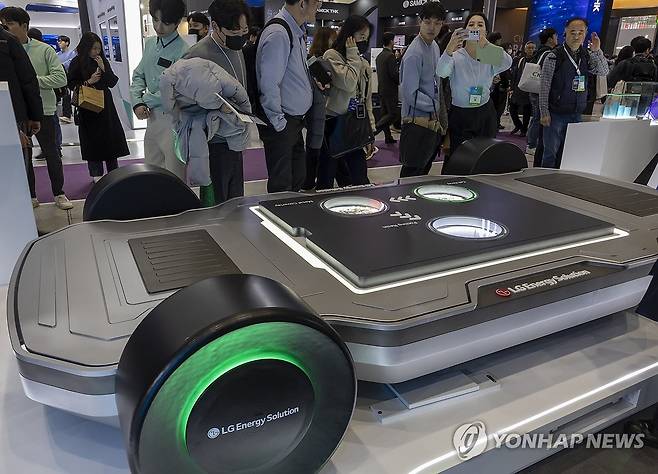 지난 3월 5일 서울 강남구 코엑스에서 열린 인터배터리 2025의 LG에너지솔루션 부스에 46시리즈 배터리가 적용된 전기차 하부 모형이 전시돼 있다. [연합뉴스 자료사진]