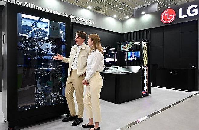 LG전자, '데이터센터월드 2025' 참가 (서울=연합뉴스) LG전자가 이달 14일부터 17일(현지시간) 미국 워싱턴DC에서 열리는 '데이터센터월드(Data Center World) 2025'에 처음 참가한다고 13일 밝혔다. 
    사진은 HVAC 기술력을 기반으로 개발한 액체냉각 설루션(CDU) 모습. 2025.4.13 [LG전자 제공. 재판매 및 DB 금지] photo@yna.co.kr