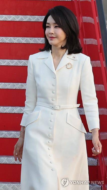 스페인 도착한 김건희 여사     (마드리드=연합뉴스) 안정원 기자 = 김건희 여사가 27일(현지시간) 스페인 마드리드 바라하스 국제공항에 도착, 공군 1호기에서 내리고 있다. 2022.6.28