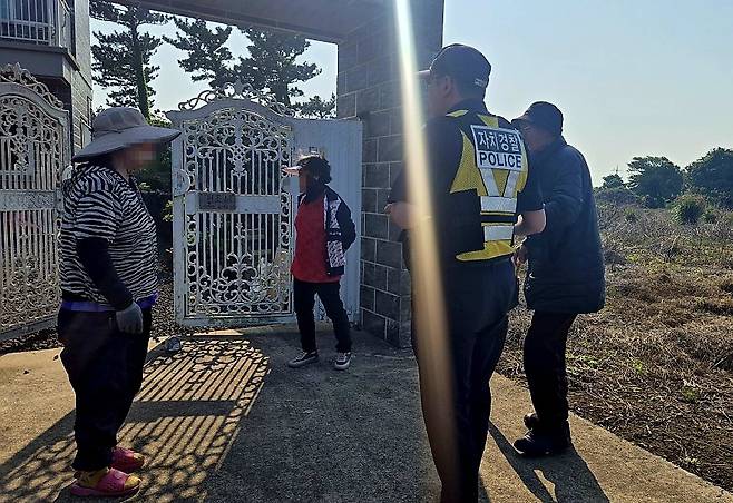 길 잃고 헤매던 70대 치매노인 구한 제주자치경찰 [제주도자치경찰단 제공, 재판매 및 DB 금지]