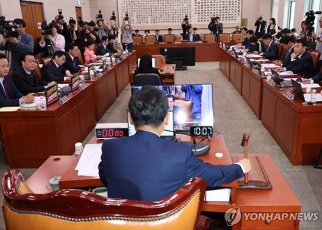 의사봉 두드리는 정청래 위원장 (서울=연합뉴스) 김주형 기자 = 14일 서울 여의도 국회에서 열린 법원조직법·공직선거법·헌법재판소 등을 심사하는 법제사법위원회 전체회의에서 더불어민주당 소속 정청래 위원장이 의사봉을 두드리고 있다. 2025.5.14 kjhpress@yna.co.kr