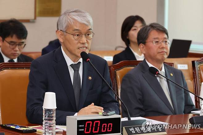 의원 질의에 답하는 천대엽 법원행정처장 (서울=연합뉴스) 김주형 기자 = 천대엽 법원행정처장이 14일 서울 여의도 국회에서 열린 법원조직법·공직선거법·헌법재판소 등을 심사하는 법제사법위원회 전체회의에서 의원 질의에 답하고 있다. 2025.5.14 kjhpress@yna.co.kr