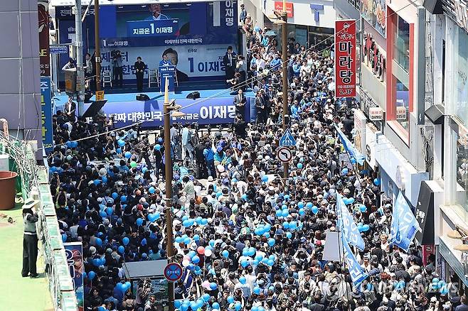부산서 지지 호소하는 이재명 후보 (부산=연합뉴스) 황광모 기자 = 더불어민주당 이재명 대선 후보가 14일 부산 부산진구 서면 젊음의 거리에서 열린 유세에서 지지를 호소하고 있다. 2025.5.14 [공동취재] hkmpooh@yna.co.kr