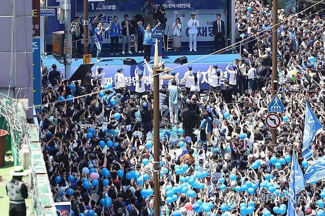 지지자들에게 인사하는 이재명 후보 (부산=연합뉴스) 황광모 기자 = 더불어민주당 이재명 대선 후보가 14일 부산 부산진구 서면 젊음의 거리에서 열린 유세에서 지지자들에게 인사하고 있다. 2025.5.14 [공동취재] hkmpooh@yna.co.kr