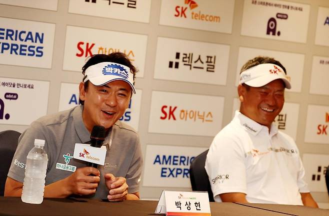 웃으면서 답변하는 박상현 박상현이 14일 제주 서귀포 핀크스 골프클럽(파71·7천326야드)에서 열린 2025 KPGA SK텔레콤 오픈 2025(총상금 13억원) 미디어데이 공식 기자회견에서 취재진 질문에 답변하고 있다. 오른쪽은 최경주. 2025. 5. 14. [KPGA 제공. 재배포 및 DB 금지]
