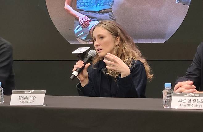 라 벨로날 무용수 앙젤라 보슈 (서울=연합뉴스) 박원희 기자 = 라 벨로날의 무용수 앙젤라 보슈가 14일 서울 GS타워 오픈홀에서 열린 기자간담회에서 질문에 답하고 있다. 2025.05.14. encounter24@yna.co.kr