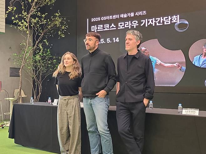 마르코스 모라우 기자간담회 (서울=연합뉴스) 박원희 기자 = 안무가 마르코스 모라우와 라 벨로날의 무용수 앙젤라 보슈, 후안 힐 갈린도 프로덕션 감독이 14일 서울 GS타워 오픈홀에서 열린 기자간담회에서 포토타임을 갖고 있다. 2025.05.14. encounter24@yna.co.kr