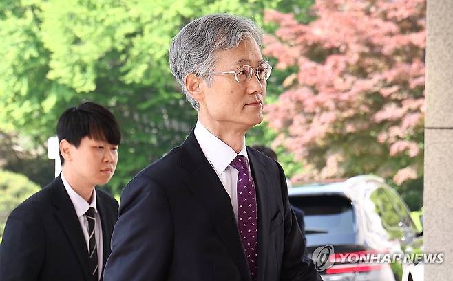 대법원 들어서는 조희대 대법원장 (서울=연합뉴스) 김인철 기자 = 국회 법사위의 '사법부 대선개입 의혹 진상규명 청문회'가 예정된 14일 오전 조희대 대법원장이 서울 서초구 대법원으로 출근하고 있다.
    조 대법원장 등 대법관 12명과 대법원 수석·선임재판연구관, 대법원장 비서실장, 법원행정처 사법정보화실장이 증인으로 채택됐지만 모두 불출석 사유서를 제출했다. 2025.5.14 yatoya@yna.co.kr