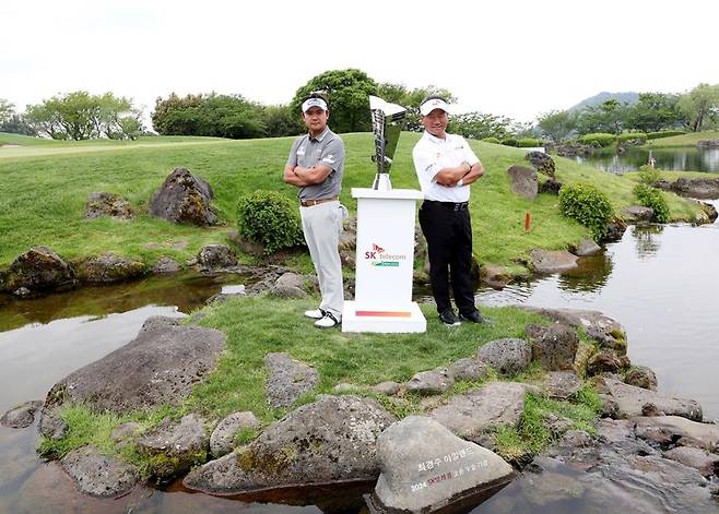 기적의 '섬'에 다시 선 최경주(오른쪽)와 박상현 최경주(오른쪽)가 14일 제주 서귀포 핀크스 골프클럽(파71·7천326야드)에서 열린 2025 KPGA SK텔레콤 오픈 2025(총상금 13억원) 미디어데이 행사를 마친 뒤 지난해 같은 대회 연장 1차전에서 두 번째 샷을 날린 18번 홀 그린 앞 아일랜드에서 연장전 상대였던 박상현과 포즈를 취하고 있다. [KPGA 제공. 재배포 및 DB 금지]