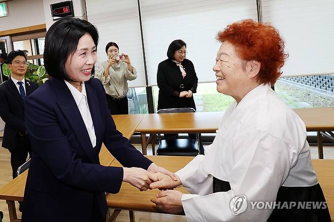 광주 찾은 김혜경 여사 (광주=연합뉴스) 정다움 기자 = 더불어민주당 이재명 대선 후보의 배우자 김혜경 여사가 14일 오후 광주 남구 오월어머니집에서 오월어머니들과 만나 인사를 나누고 있다. 김 여사는 이날 오전 광주 남구 노대동 빛고을노인건강타운에서 배식 자원봉사활동을 했다. 2025.5.14 daum@yna.co.kr